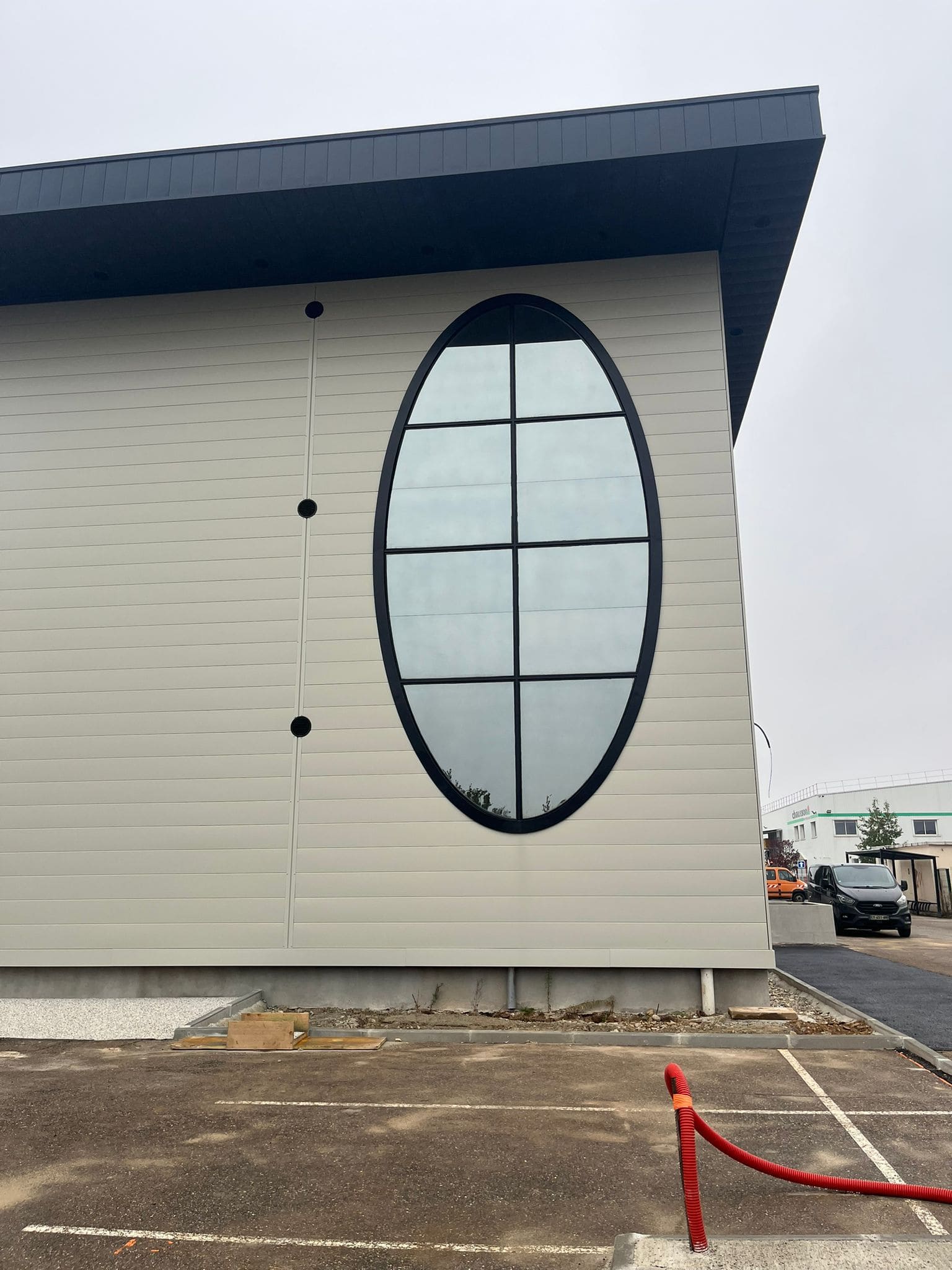 Menuiserie aluminium pour professionnels – pose de fenêtre sur bâtiment tertiaire